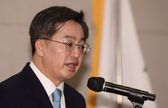 지난 12월19일 오후 서울 여의도 전경련회관 컨퍼런스센터에서 열린 '새로운물결' 중앙당 창당대회에서 당 대표로 선출된 김동연 전 경제부총리가 수락연설을 하고 있다.<국회사진기자단>